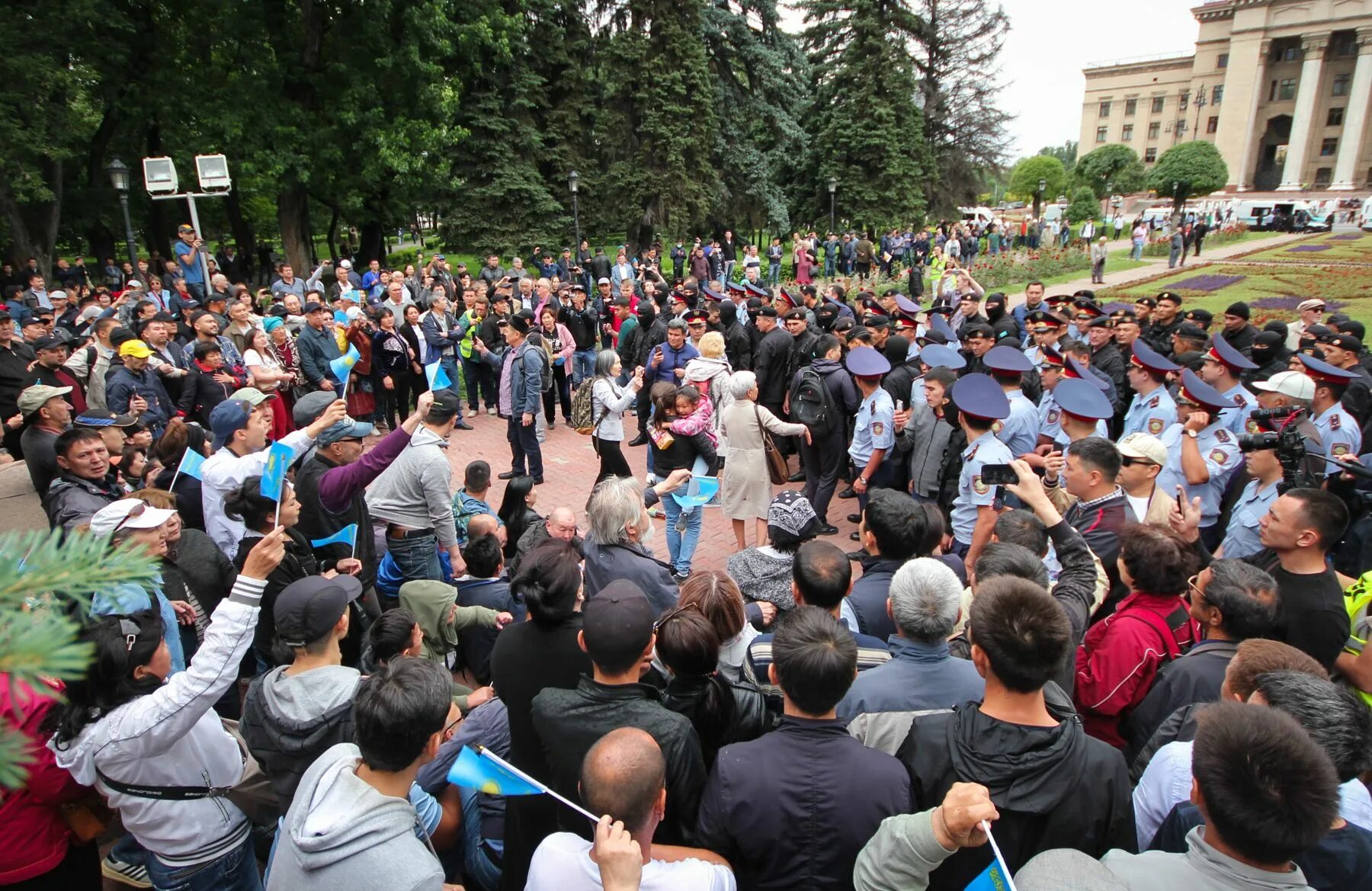 Новости часа в казахстане сегодня. Алматы митинг. Алматы беспорядки. Митинги в Казахстане сегодня в Алматы. Митинг в Алматы сегодня.