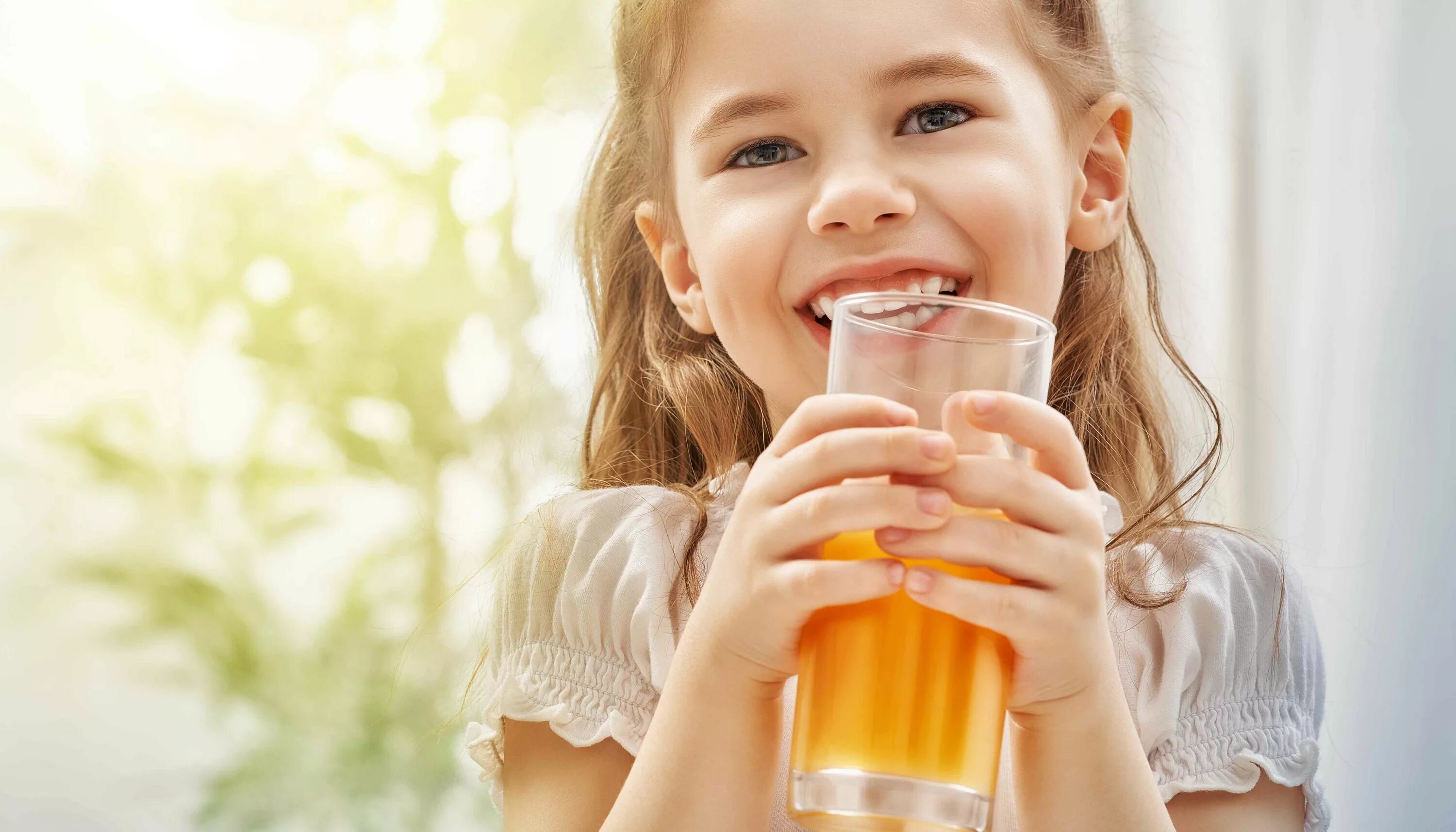 Мальчик пьет воду. Здоровый ребенок. Коктейли для детей. Kids drink. Мальчик пьет сок.