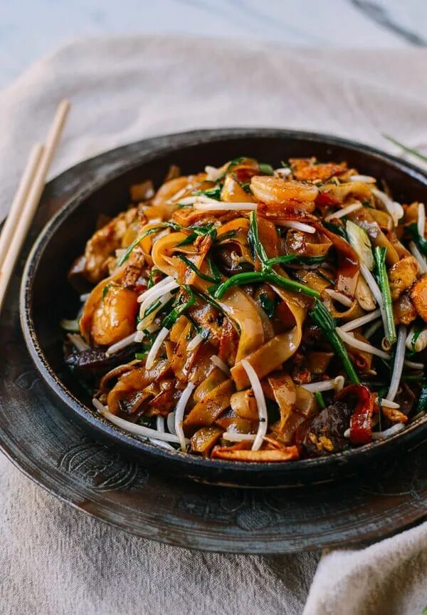 Лапша вок шаттерсток. Китайская кухня вок. Вермишель вок. Китайская лапша wok. Сковорода вок ларго.
