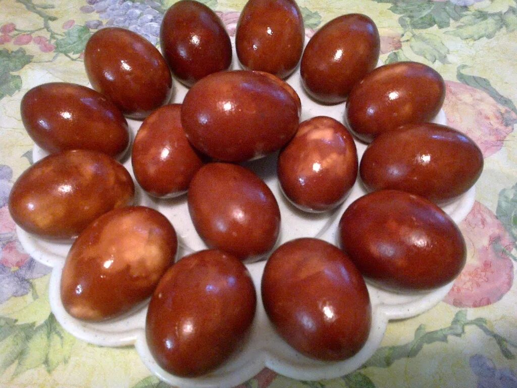 Крашеные яйца в луковой шелухе.