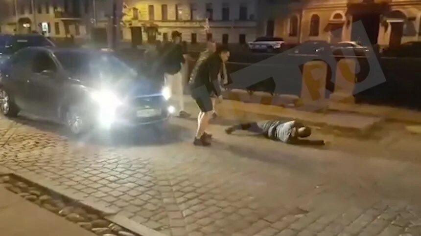 Подставы на дорогах. Кинулась под машину. Челрвека сбивает малина. Подставы на дорогах. Разбитые машины во дворах.