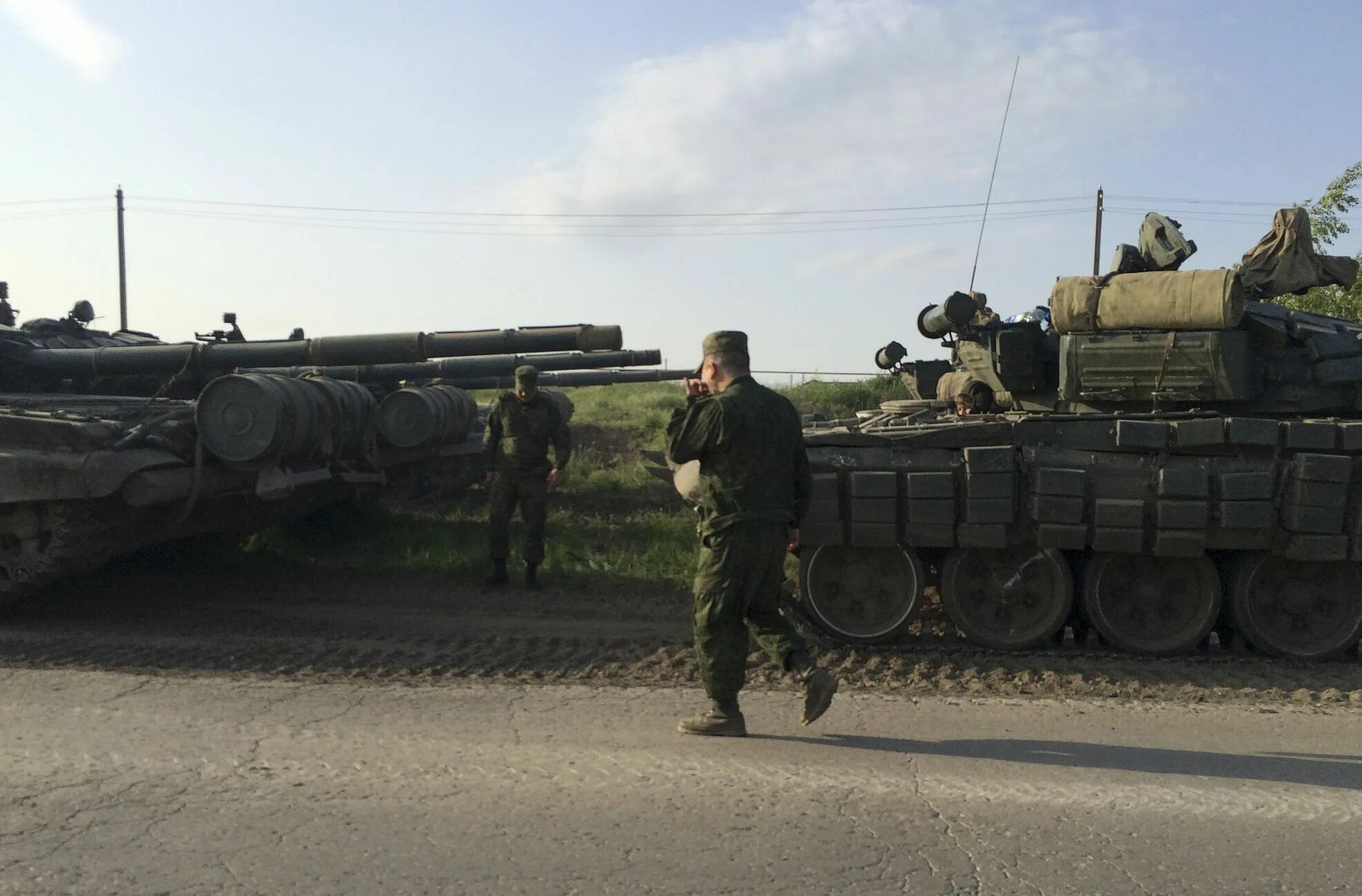 Украина возле границ. Колонна военной техники. Военная техника на границе с Украиной. Российская техника на границе с Украиной. Российские танки на границе.