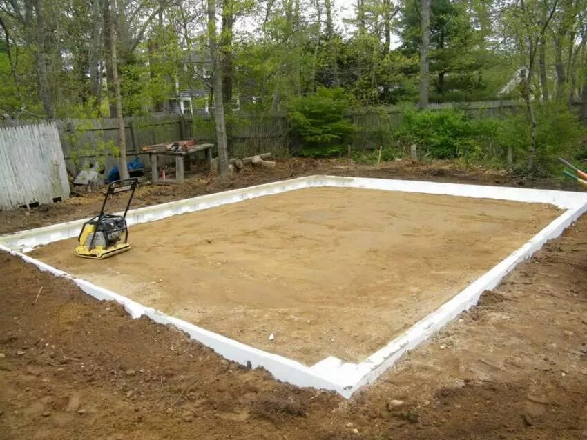 Бетонная плита под гараж. Фундамент для гаража. Бетонная площадка перед гаражом. Площадки под гараж. Бетонные дорожки для автомобиля.