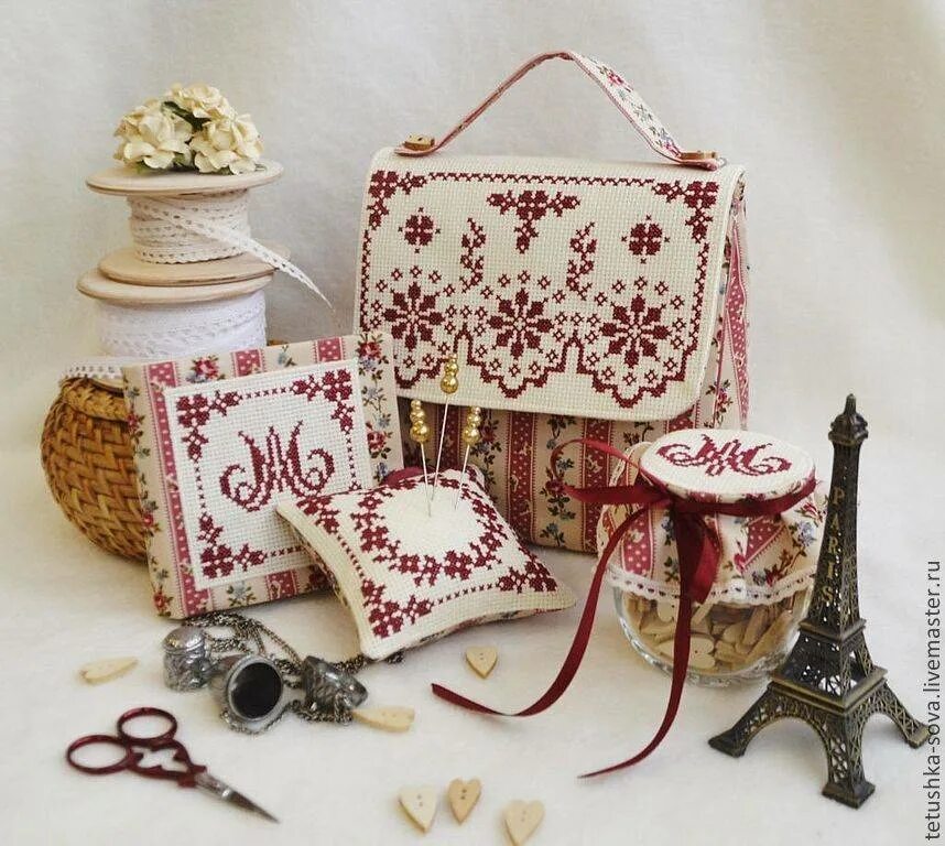 Подарок на новоселье в корзинке. Тематические подарки. Сувениры на день строителя. Подарочный бокс для влюбленных. Красивые подарочные наборы.