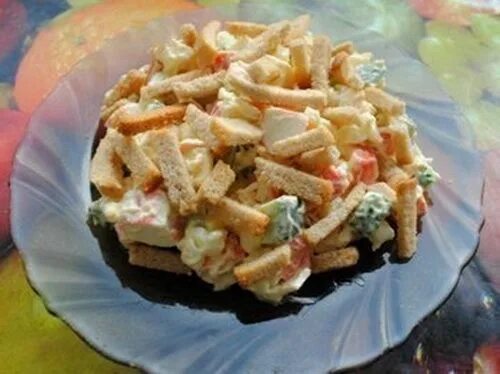 Салат хрустяшка с сухариками. Салат крабовые палочки кириешки. Салат с крабовыми палочками огурцом сухариками. Салат с крабовыми палочками огурцом сухариками. Салат сыр соломкой.