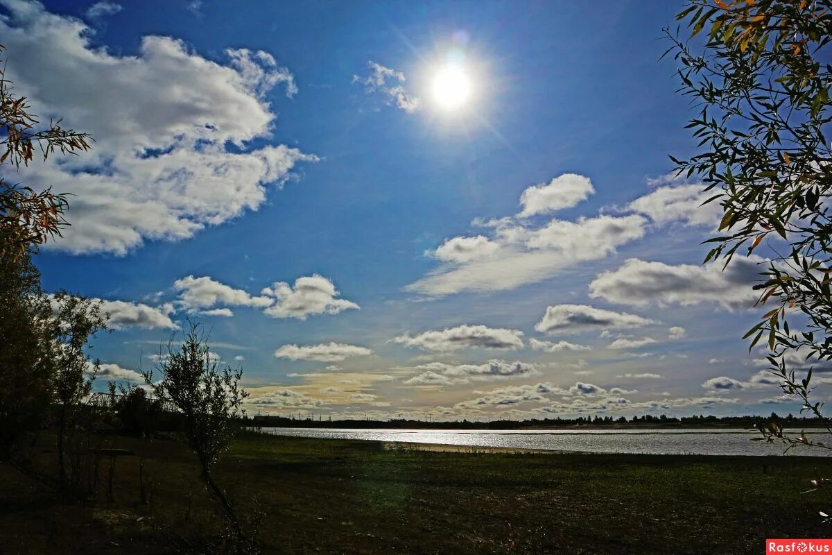 закат лето река. в местах освещенных солнцем река отливала серебром. закат на озере. раннее летнее утро. отражение солнца в озере.