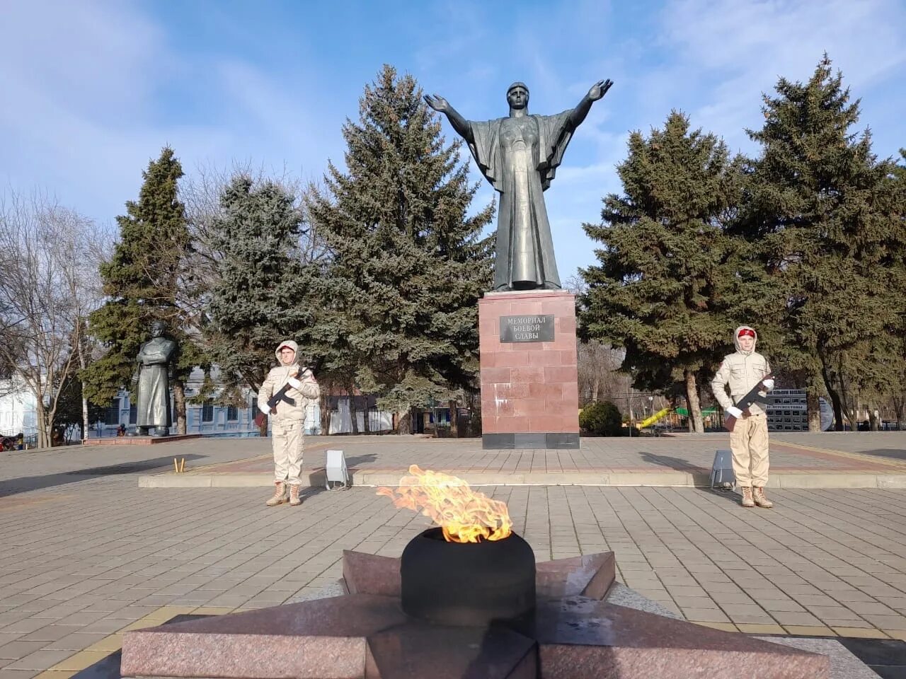 Вечный огонь станица Новопокровская Краснодарский край. Новопокровская (Новопокровский район), Прокопчук. Мемориал славы в Новопокровской. Новопокровская памятник.