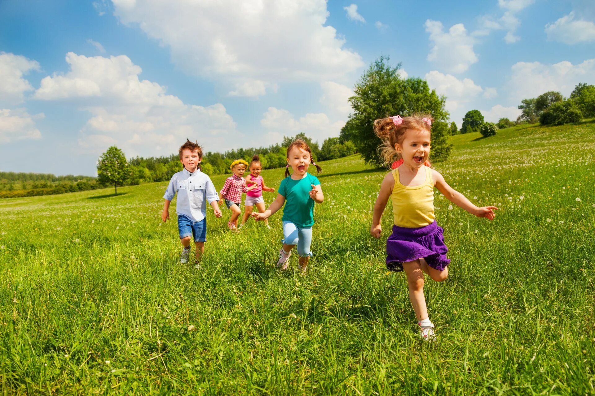 Дети бегут. Счастливые дети на природе. Дети бегут по полю. Дети играют. Лето перед школой