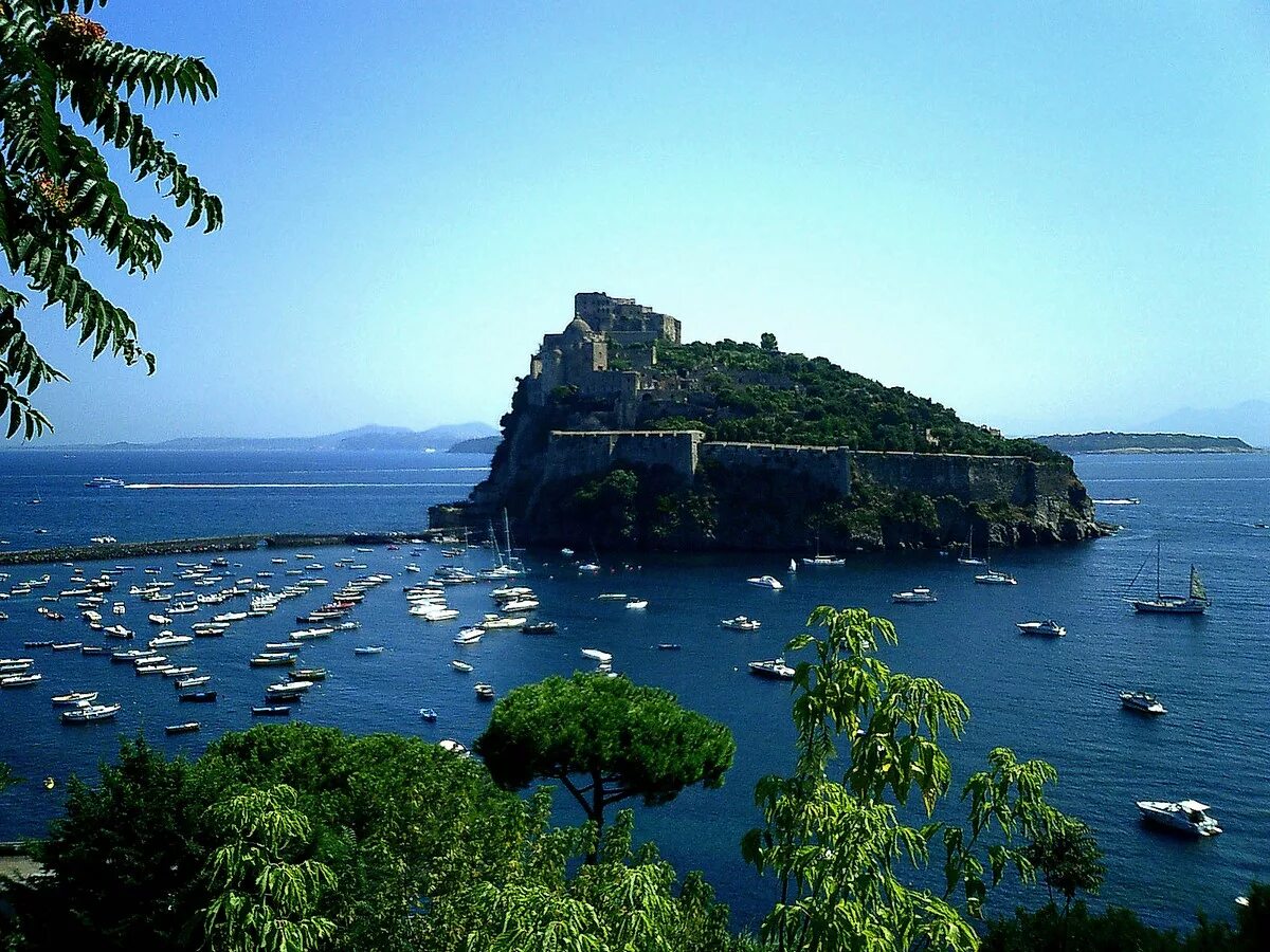 Большой итальянский остров. Остров Ischia Италия. Искья Италия. Остров иски в Италии. Неаполь остров Искья.