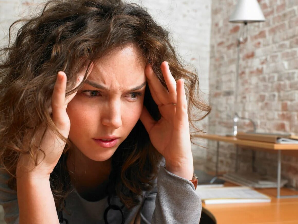 Девушка эмоции. Психические расстройства у подростков. Нерешительный человек. Девушка расстроена. Чувство беспокойства.