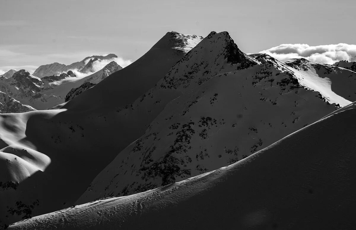 Эльбрус в черно белых тонах. Двуглавый эльбрус. Эльбрус черно. Горы эльбрус чб. Горы эльбрус чб.