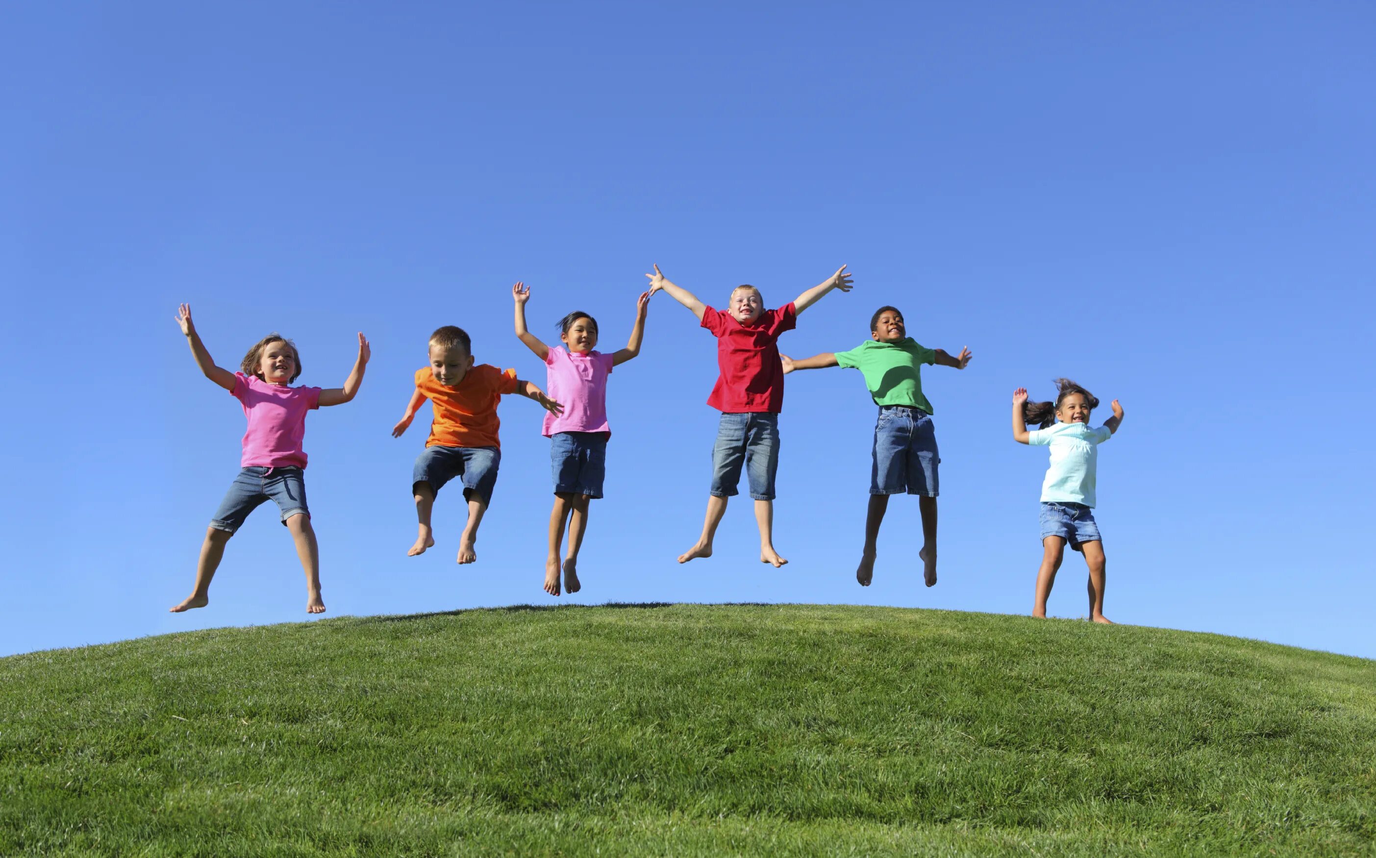 Kids be happy. Дети в прыжке. Радостные дети. Здоровые счастливые дети. Счастливые дети в прыжке.