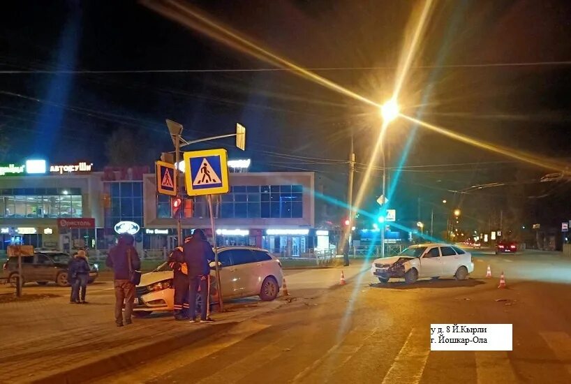 21 22 23 октября. Дорога в движении. Светофор посреди улицы. Дорожные происшествия Йошкар Ола.