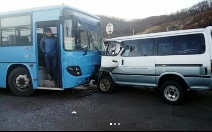 Уссурийск автобус авария. 126 Автобус находка Врангель. В Приморье микроавтобус столкнутся с токси.