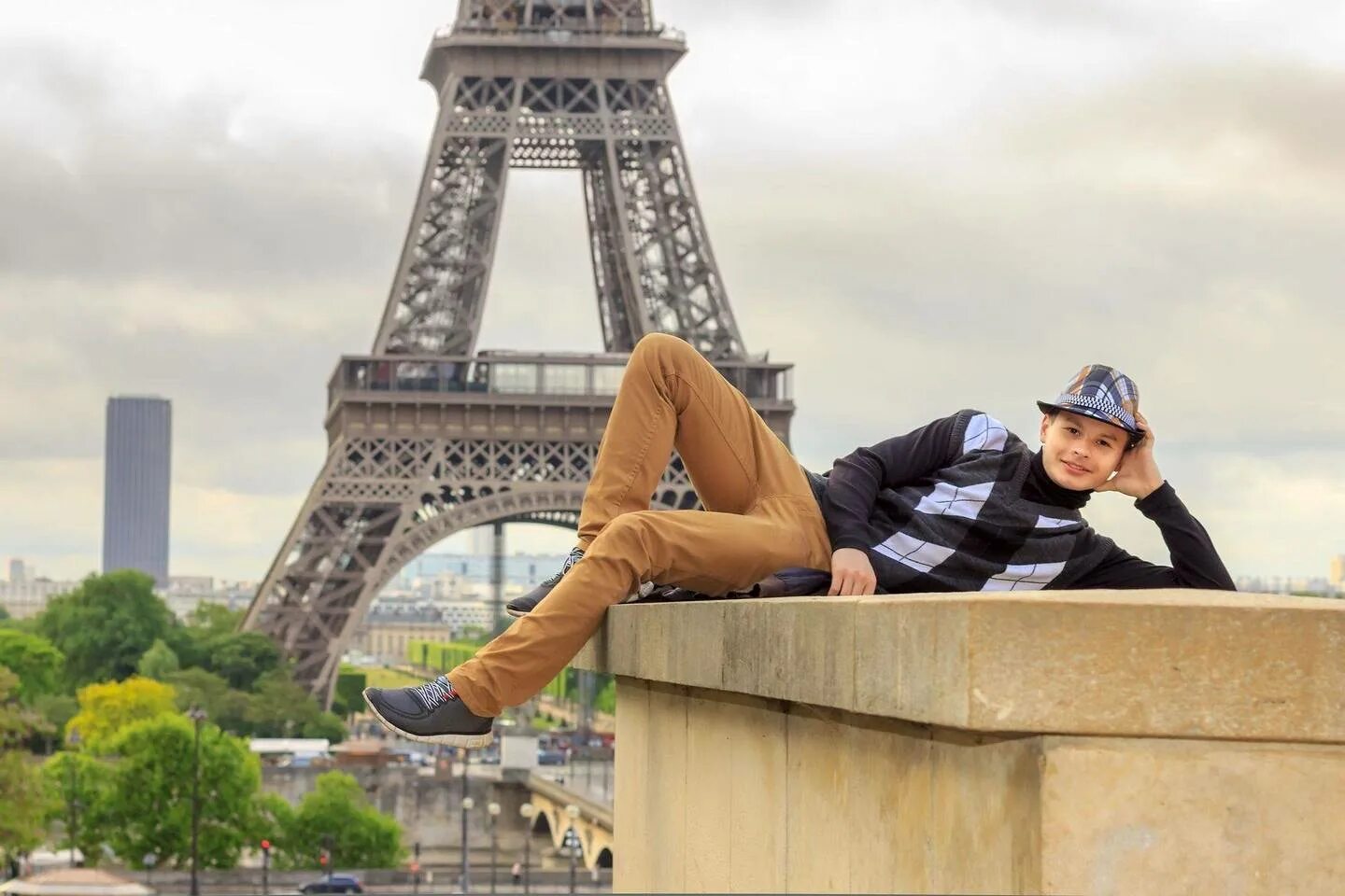 Француз перед. Мужчина на фоне Эйфелевой башни. Француз на фоне Эйфелевой башни. Мальчик в Париже. Красивые парни на фоне Эйфелевой башни.