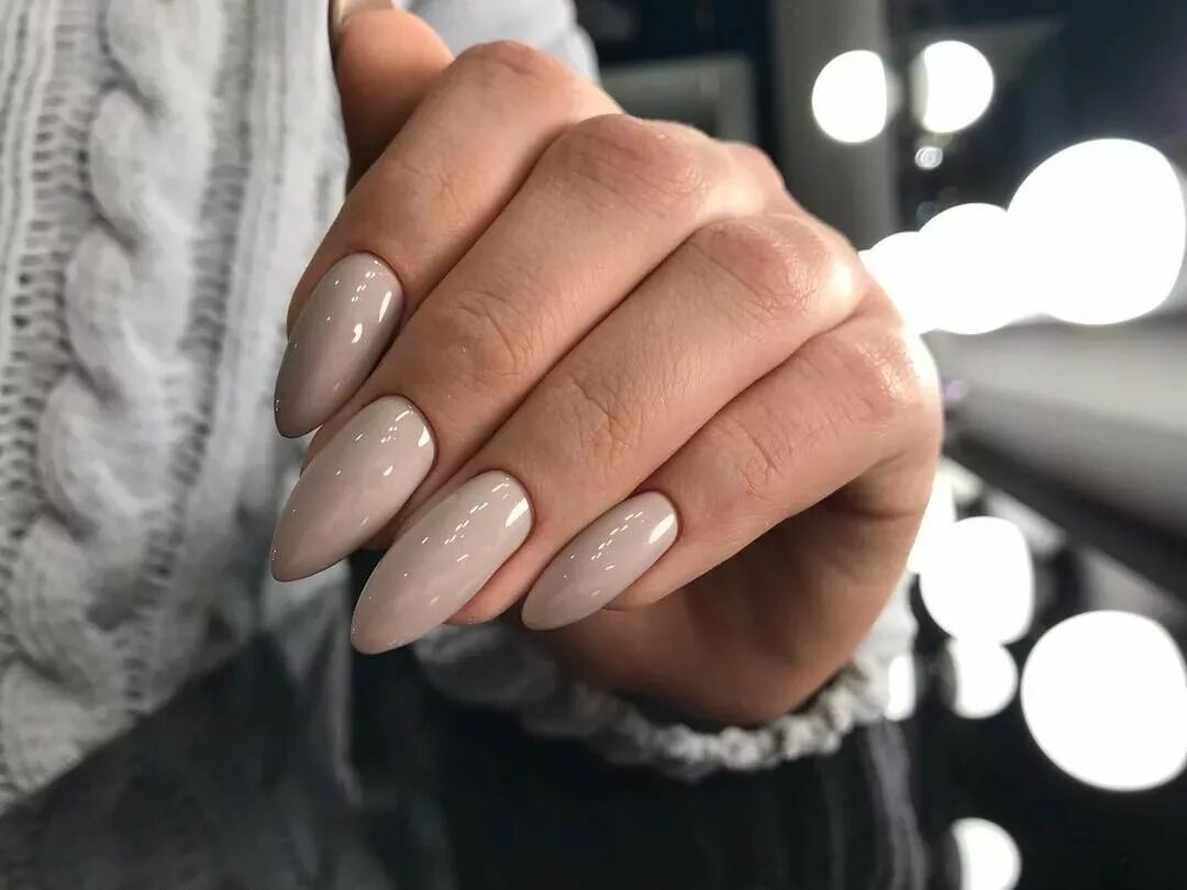 нюдовый миндаль 2020. нюдовый маникюр миндаль. маникюр 2023 матовый нюд миндаль. ногти нюд. нюдовый маникюр миндаль 2024.