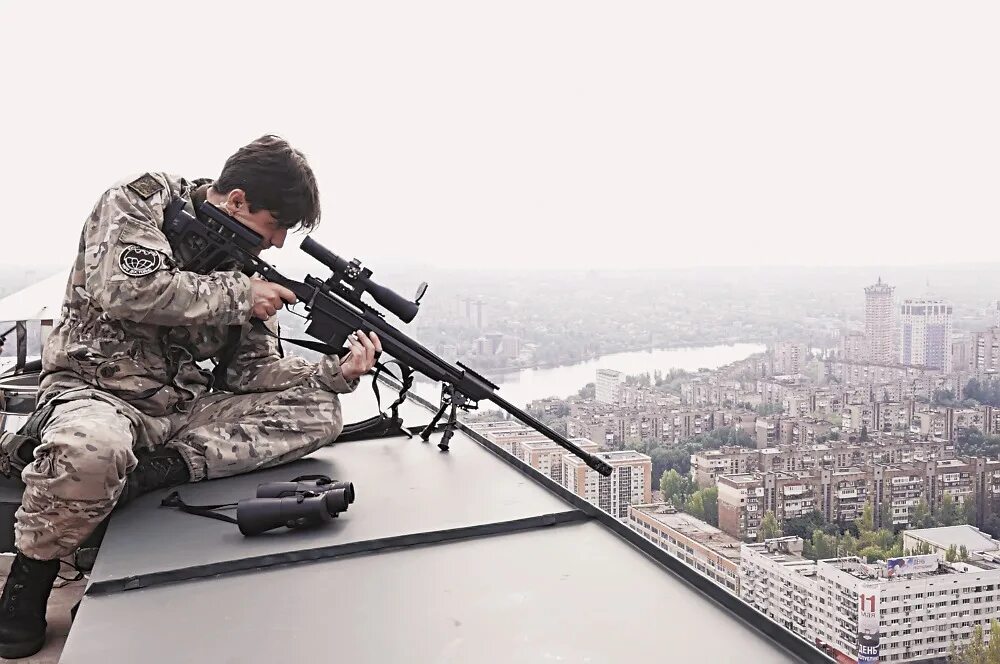 Снайпер дома. Девушка снайпер на крыше. Русский снайпер. Охрана фсо на параде победы. Человек со снайперской винтовкой.
