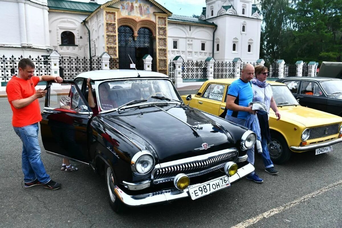 Автомобиля ярославль. Ралли медведь Ярославль. Ралли исторических автомобилей. Выставка машин в Ярославле. Ретро авто Ярославль.