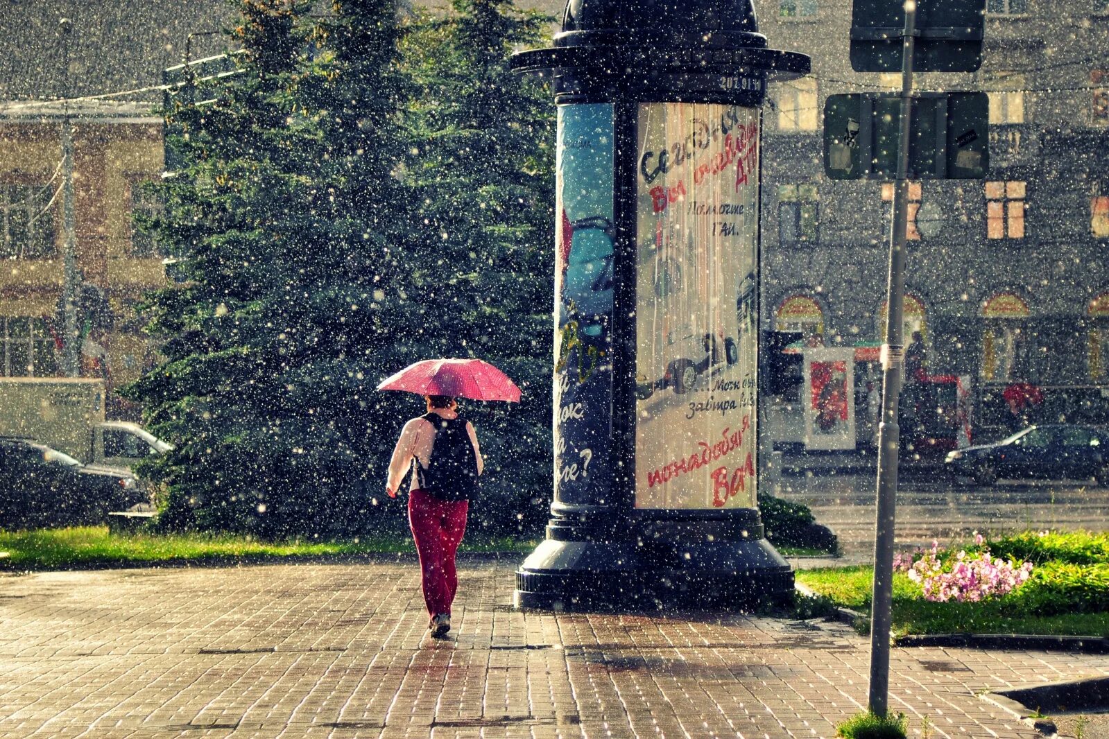 Поставь дождливый день. Дождливый день. Дождь на улице. Дождливое лето в городе. Город улица дождь.