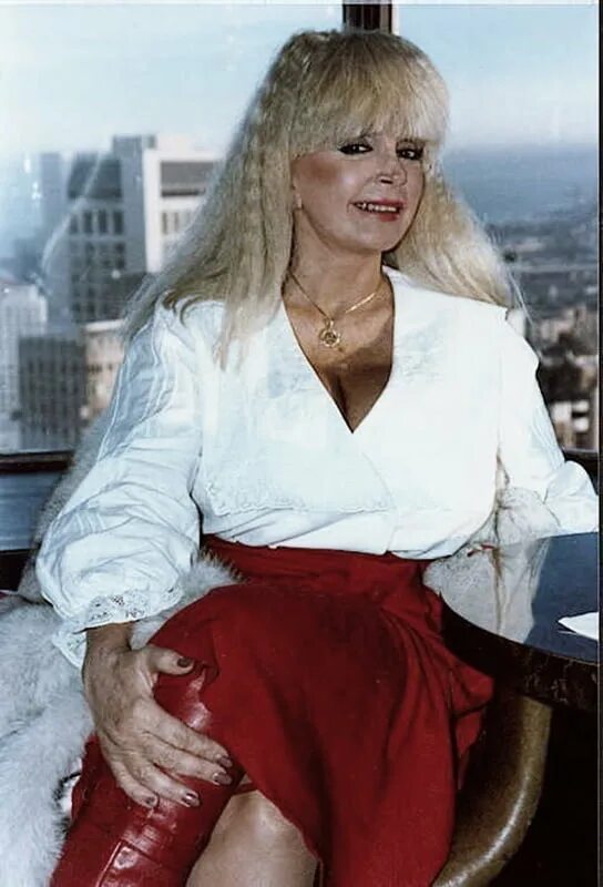 Candy samples халат. Долина ультрамегер 1979 энн мари. Candy samples в пожилом возрасте. Candy samples. Кэнди сэмплз долина блаженства.