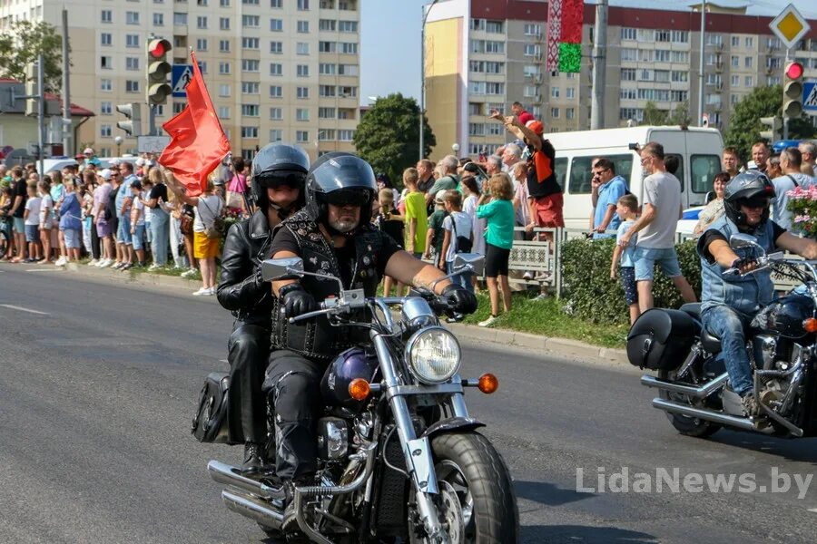 Байк фест 2024. Колонна байкеров. Блюз байк фестиваль. Байк фестиваль Лида. Колонна байкеров с флагами.