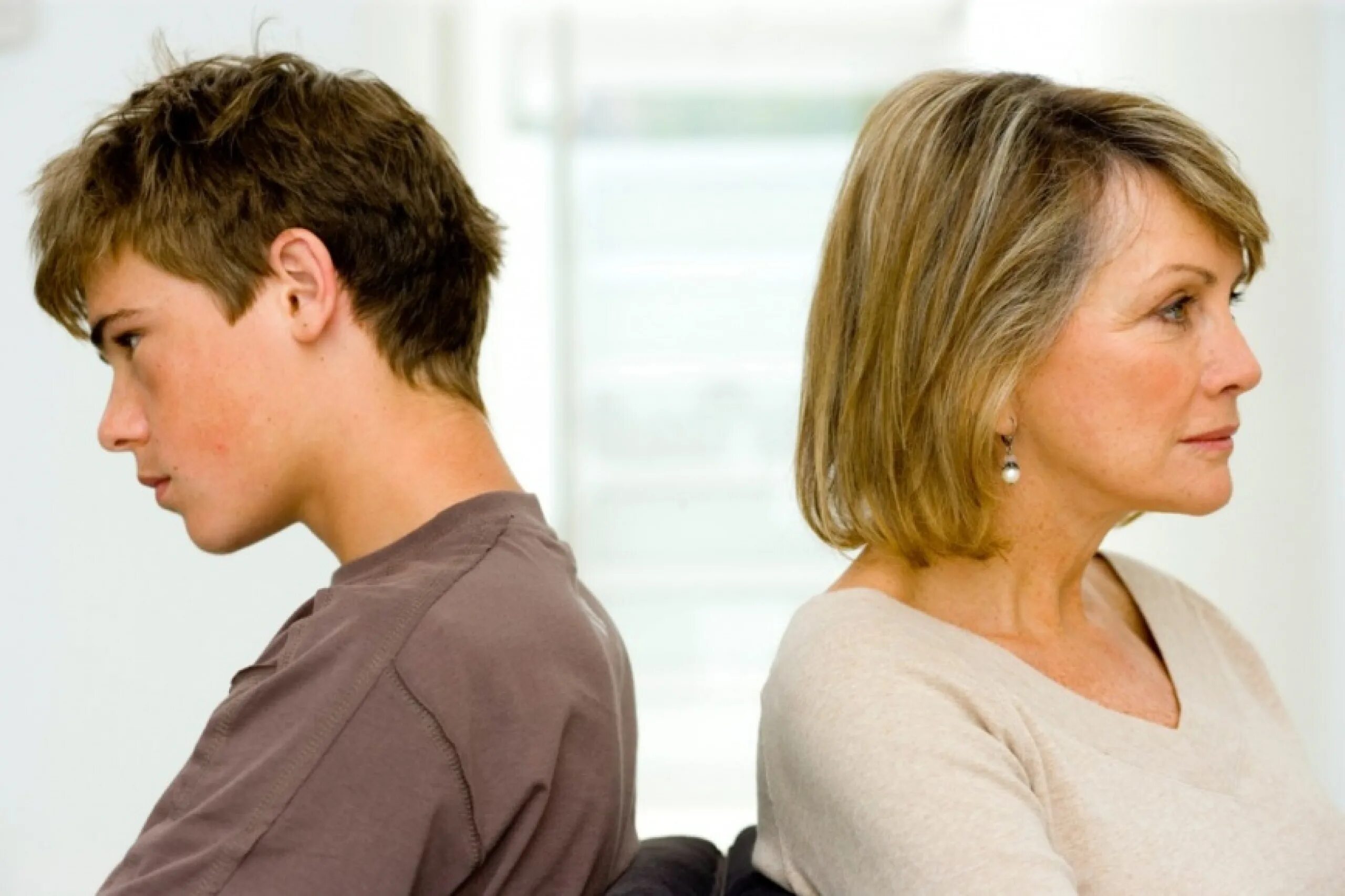 подростки и родители. подростковый переходный возраст. совершеннолетие человек. подростковый переход. трудные подростки стиль.