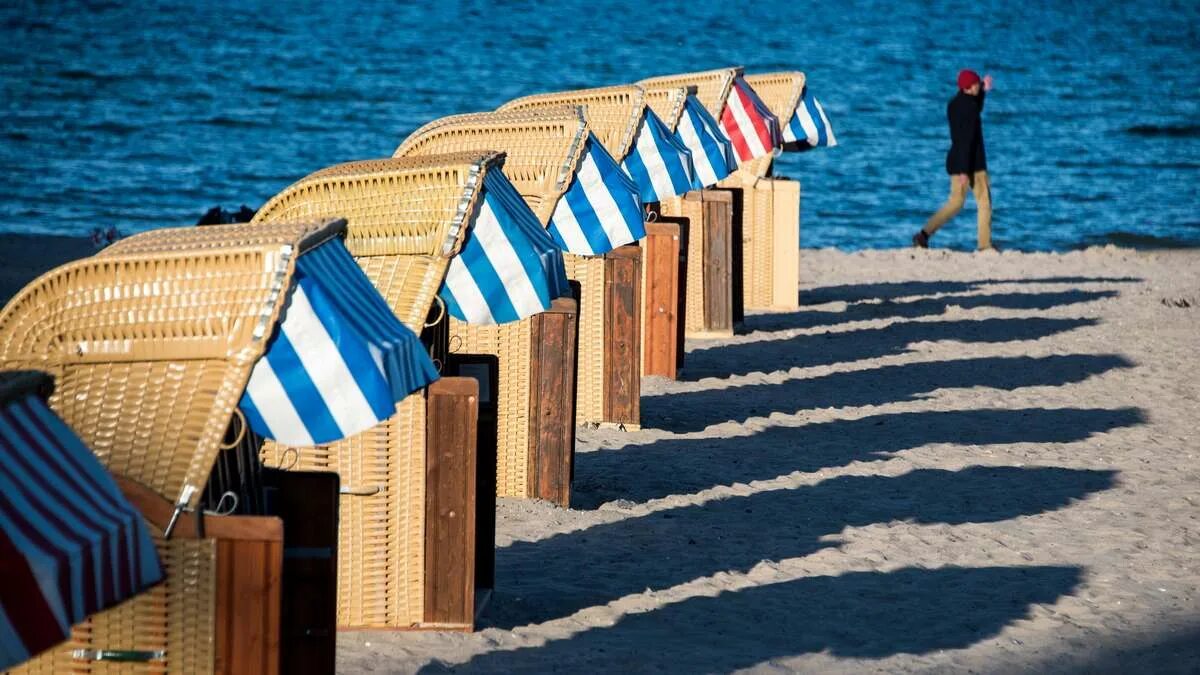 Травемюнде пляж. Пляжи Германии в кабинках. Голландская шляпа на Балтийском море. Пляжные кабинки в Германии на Балтийском побережье
