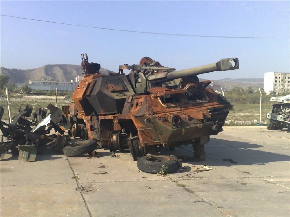 Остов техники. Подбитые БТР Южная Осетия 2008. Подбитый грузинский танк.