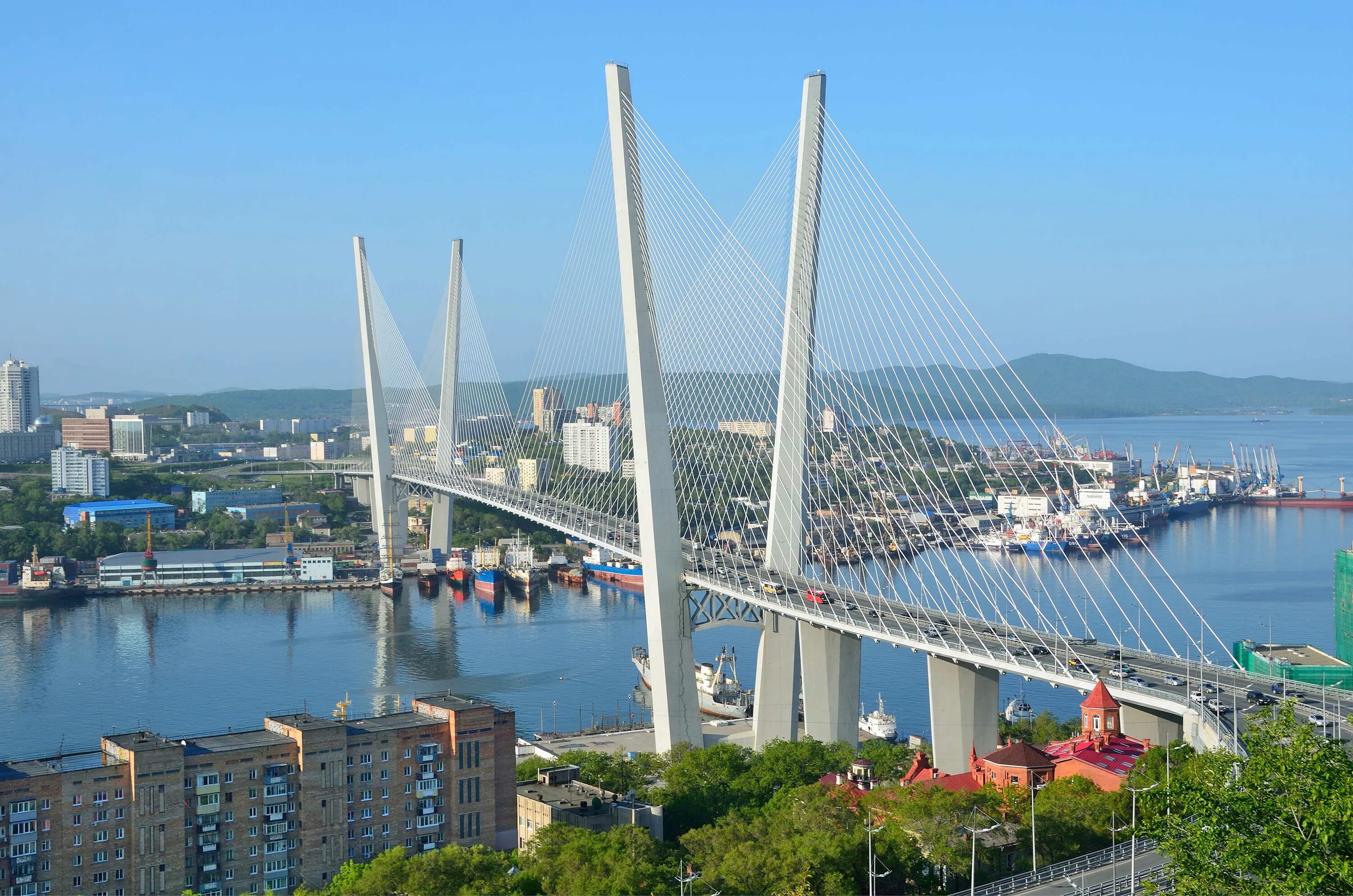 Владивосток на 4 дня. Золотой вантовый мост во Владивостоке. Мост бухта золотой Рог Владивосток. Вантовый мост через бухту золотой Рог. Владивосток достопримечательности бухта золотой Рог.