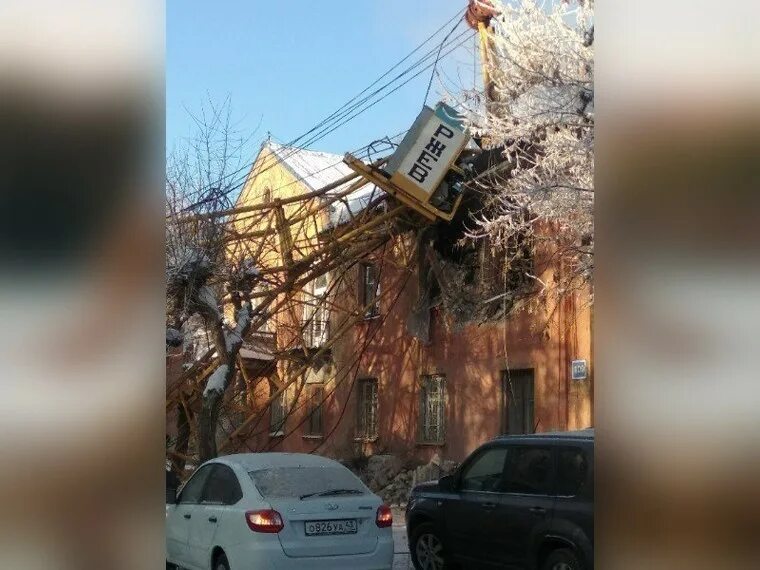 ток энгельс. козловой кран на стройке. упавший башенный кран в старгороде. упавший кран. кран перевернулся.