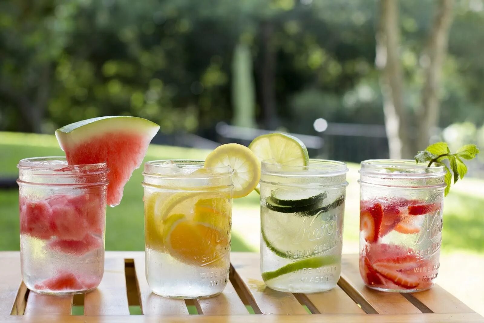 Какие напитки предпочитают. Летние напитки. Летние охлаждающие напитки. Напитки в жару. Освежающие летние напитки.