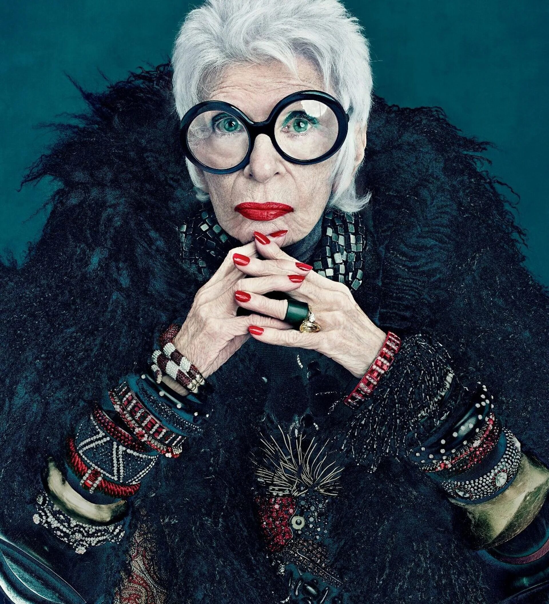 Iris apfel. Айрис Апфель. Модель 100 лет Айрис Апфель. Дизайнер Айрис Апфель. Икона стиля Айрис Апфель.