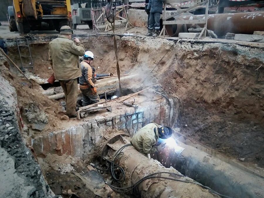 Газорезчик на теплотрассе. Протяженность сетей теплоснабжения. Городской водопровод. Заплатка на теплотрассе. Наружная теплотрасса.