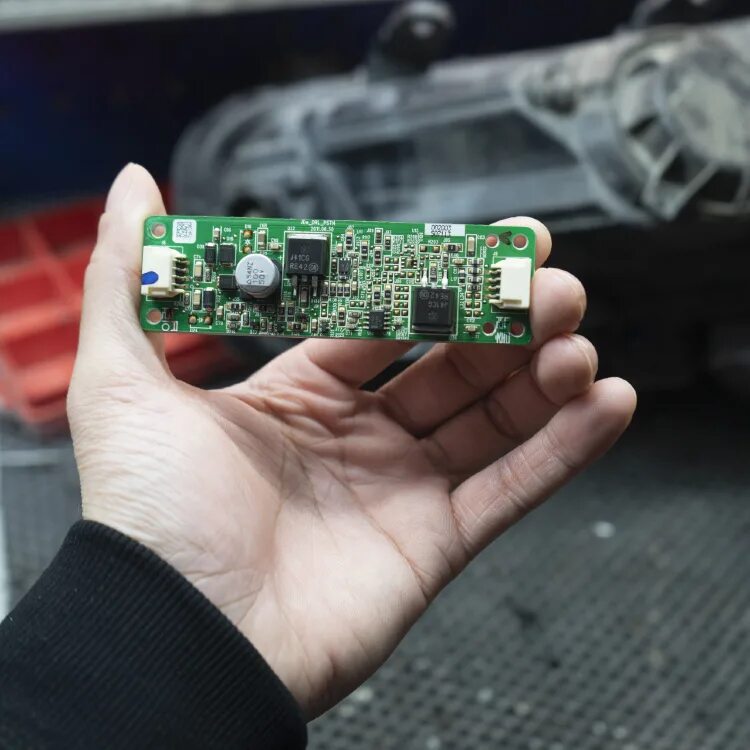 плата ходовых огней. плата дхо 22171. реле поворотов на аттини13. плата в дневных ходовых огнях. плата дхо audi a1.