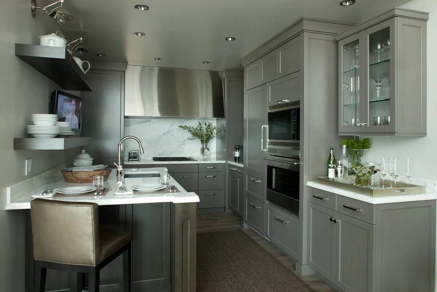 Кухня в сером цвете. Кухня серого цвета в интерьере. Дизайнер кухни в сером цвете. Маленькие кухни серого цвета.