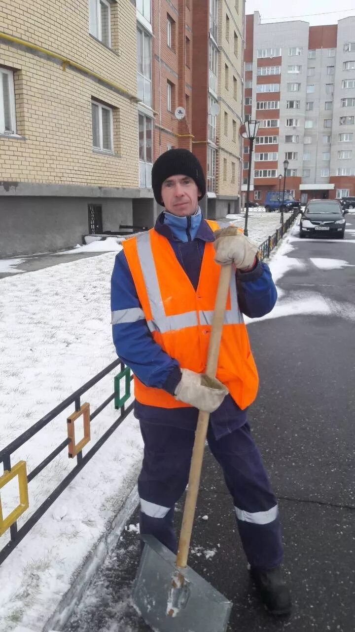 Уборка снега. Брянск дворник. Сотрудники жкх. Дворник зимой. Образцовый дворник.