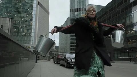 Видит девушка идет с ведром