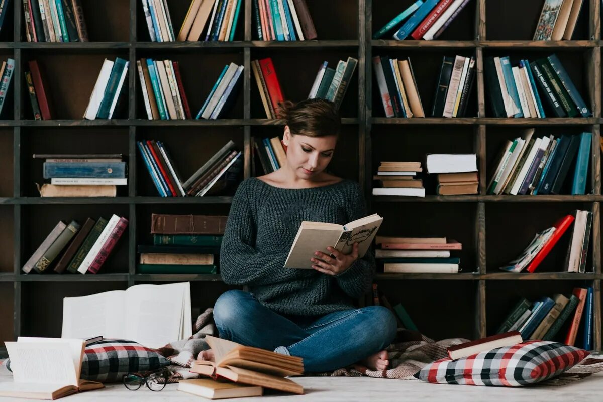 Полки для книг. Чтение книг. Девушка с книгой. Девушка в библиотеке.