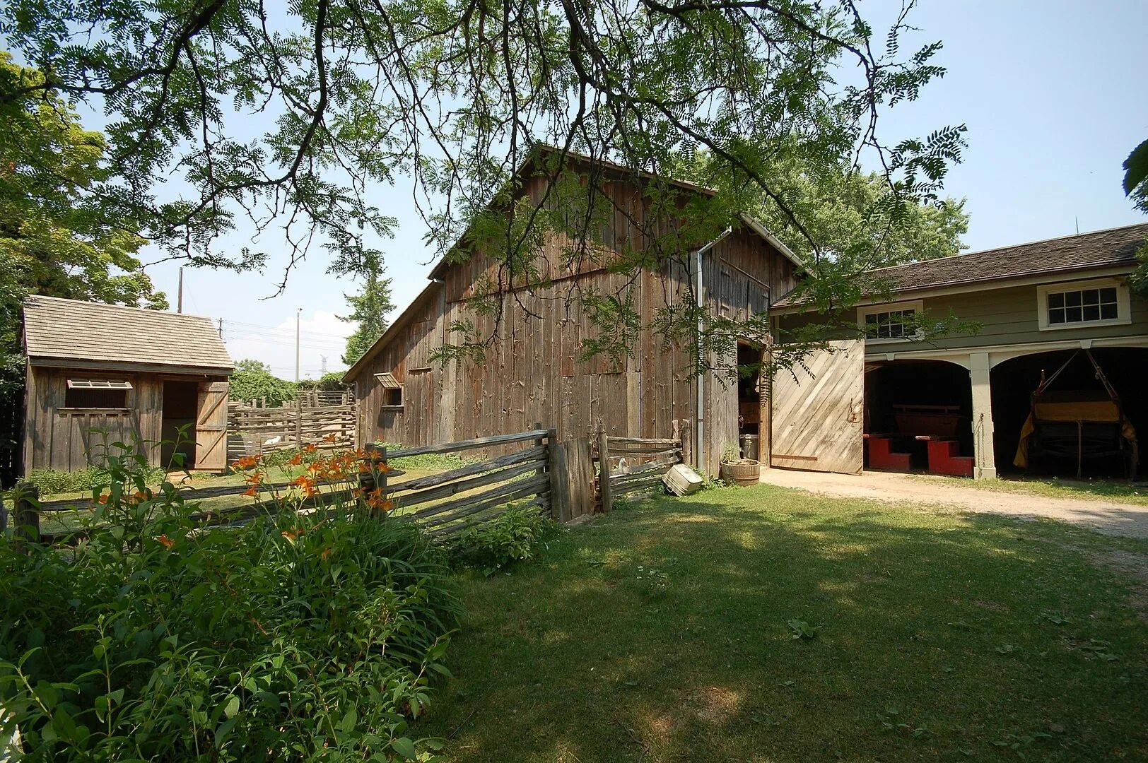 Black creek (сша). Деревня блэк крик. Black creek pioneer village, онтарио. Торонто деревня. La rive black stone туалетная вода мужская.