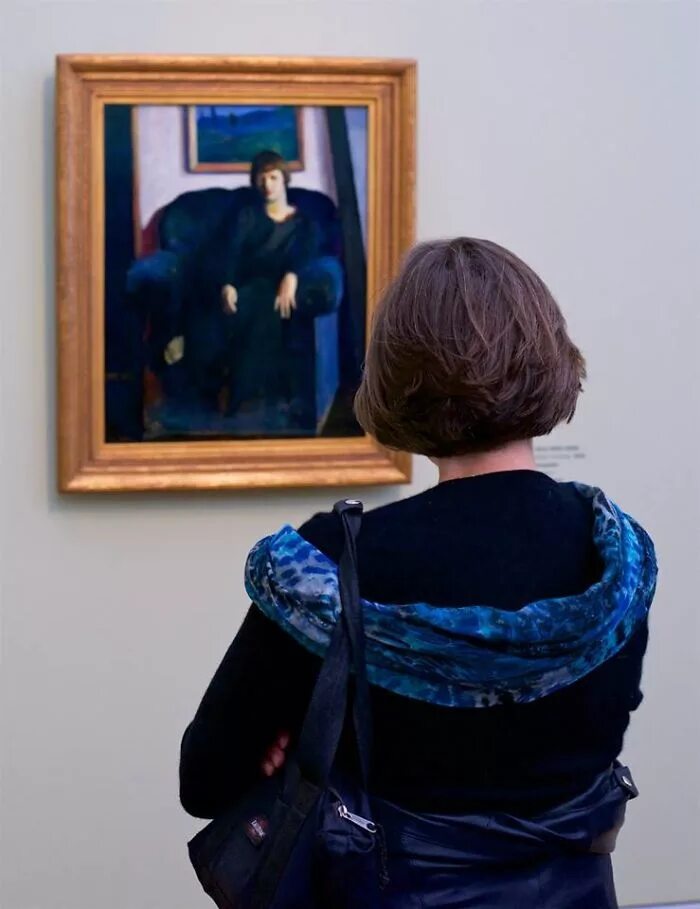 Человек рассматривает картину. Человек перед картиной. Люди в галерее. Обди в картинной налерее. Человек перед картиной в музее.