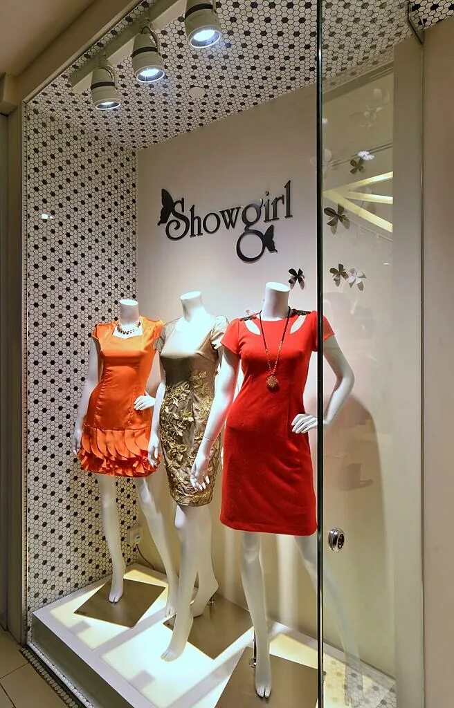 Как назвать женскую одежду. Магазин женской одежды вывеска. Название магазина одежды. Модные названия магазинов. Название дял магазин одежды.