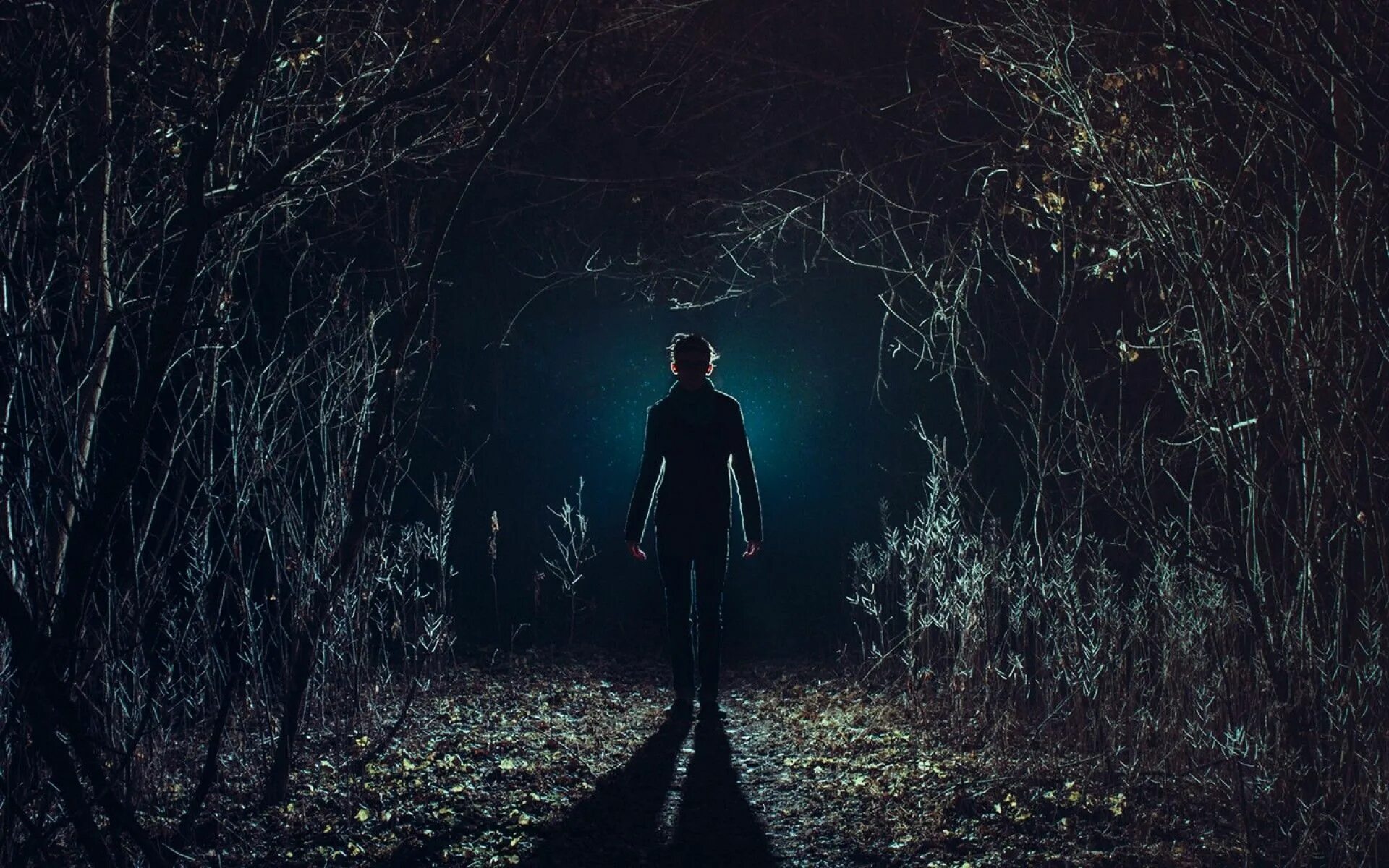 Темный человек рассказ. Готический лес. Тёмный лес с людьми в форме. Лес темно мужчина. Дождь Dark Forest Human.