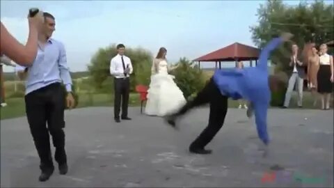 Ролик танцует мужик