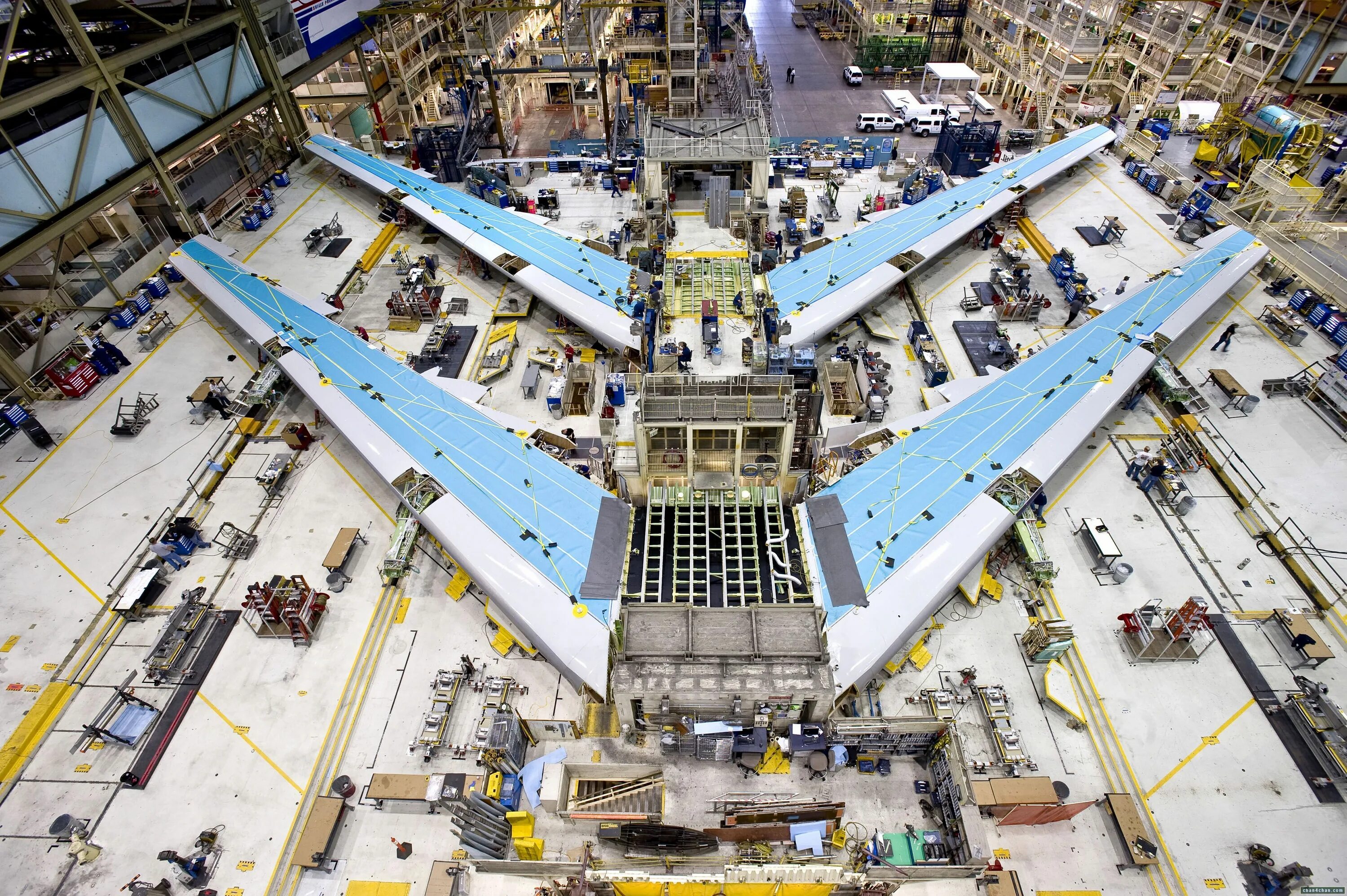 Где строят самолеты как называется. Завод Боинг 747. Boeing 737 на заводе. Сборка самолетов Боинг. Конвейер Боинг Эверетт.