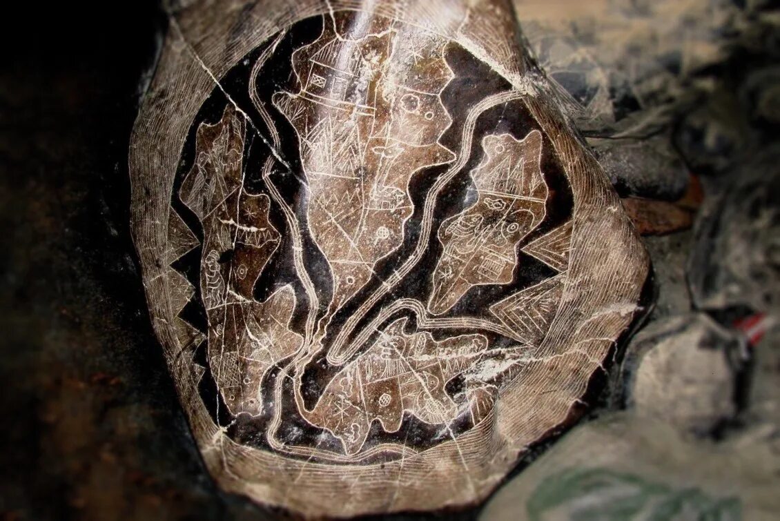 механизм антикитеры. находки с металлоискателем 2022. древние артефакты сирии. берестяной туесок культура рязано-окских могильников. антикитерский механизм из древней греции.