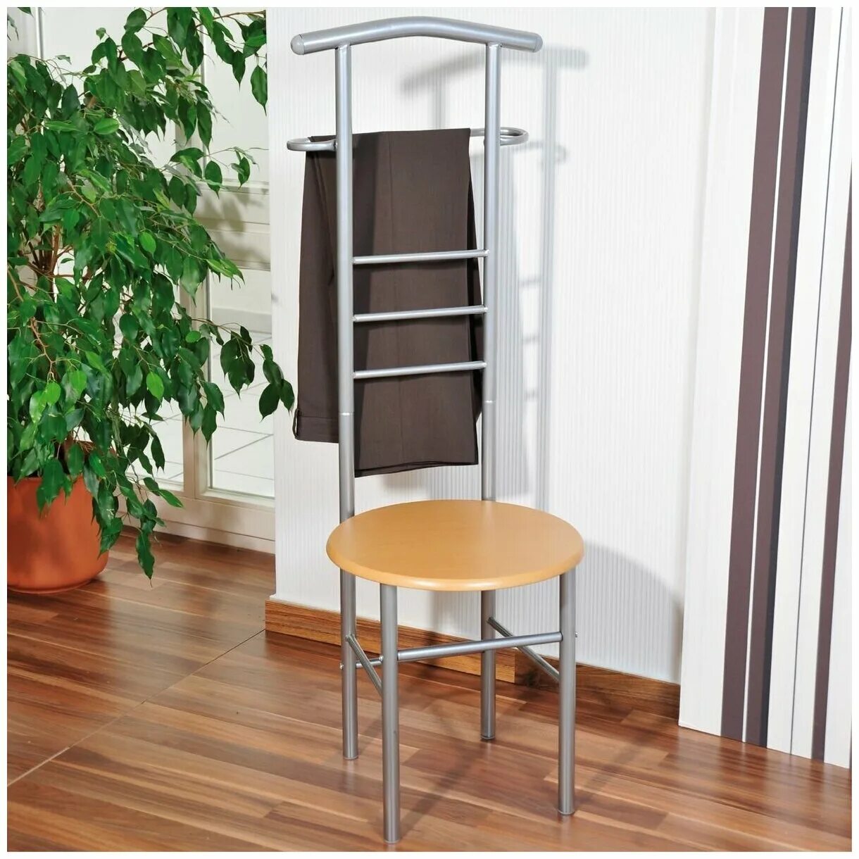 Стул рогрунд икеа в интерьере. Вешалка напольная со стулом. Стул вешалка. Вешалка стул duka. Стул с плечиками для одежды.