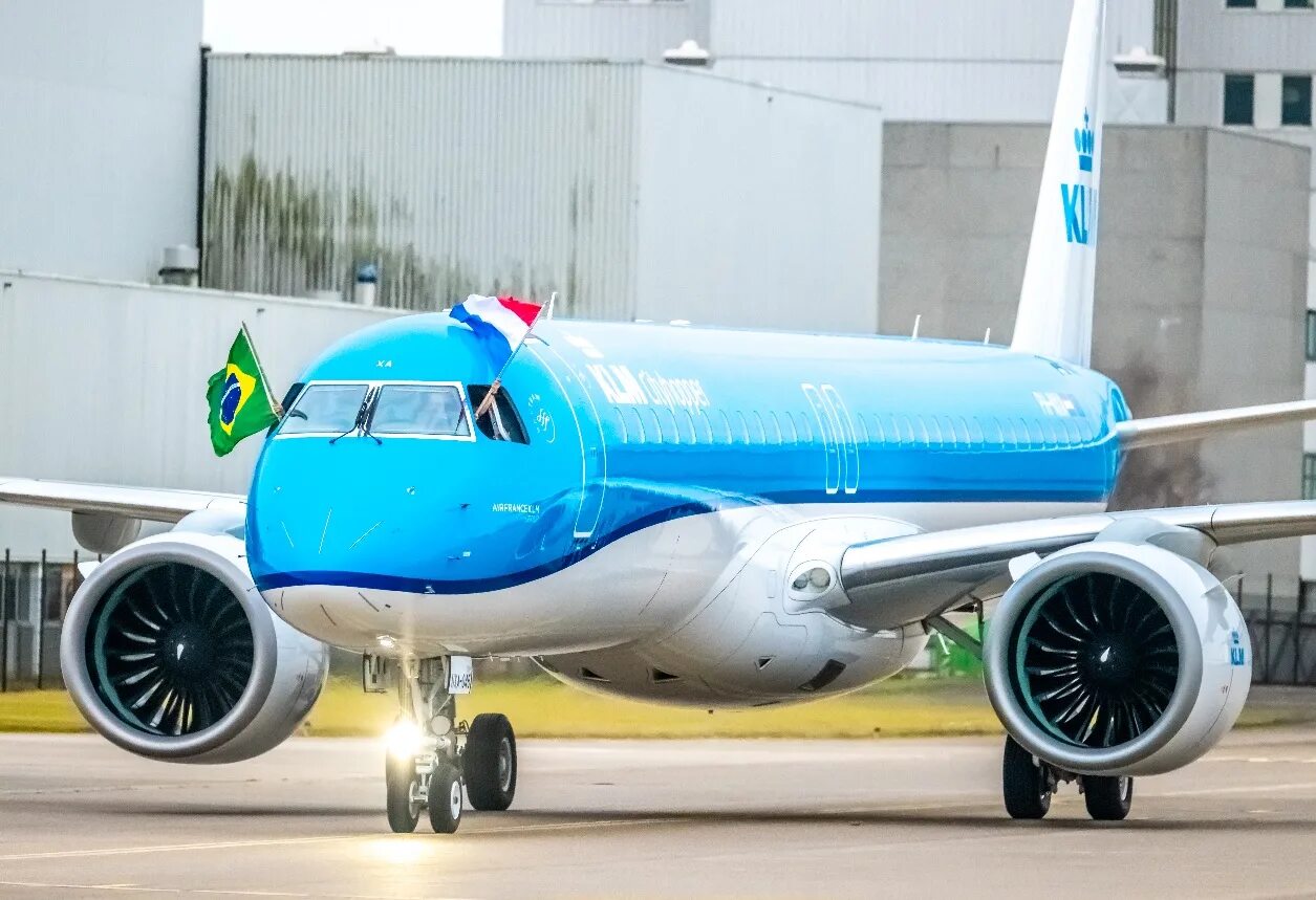 Embraer e2. Embraer e195-e2. embraer 195 e2. embraer e-jet e2. embraer 195 jet.