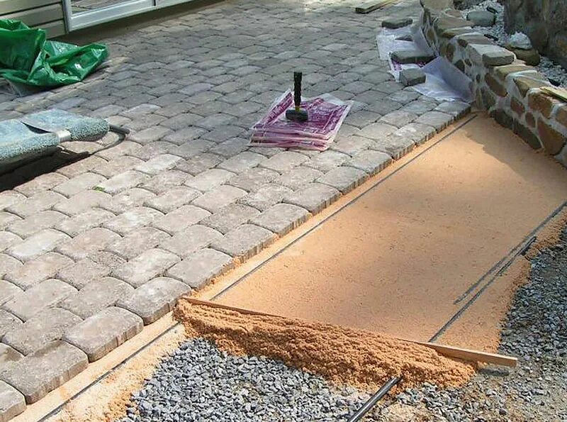 Чертеж укладки тротуарной плитки. Технология укладки тротуарной плитки своими руками. Рассчитать плитку на тротуарную дорожку. Схема устройства отмостки из бетона. Рассчитать плитку на тротуарную дорожку.