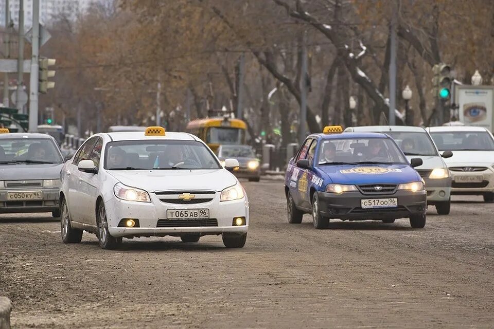 Автобусная полоса такси можно. Выделенная полоса для такси. Фото такси на выделенной полосе. Барнаул такси по выделенным полосам. Машины такси какие едут по выделенкам.