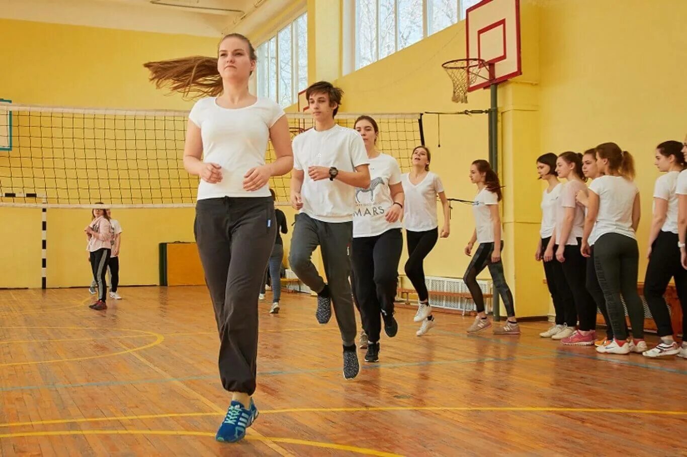 Тренировка детей школьного возраста. Физкультура в школе. Урок физкультуры в школе. Занятия физкультурой в школе. Физра в школе.